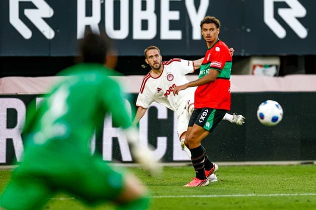 NIJMEGEN , 08-07-2026 , Stadium De Goffert , season 2026 2027 , Third qualifying round UEFA Champions League 2nd leg football , match between NEC Nijmegen and Olympiacos , picture shows Olympiacos player Kostas Fortounis and NEC player Deveron Fonville NEC - Olympiacos  x205634292x Copyright:
