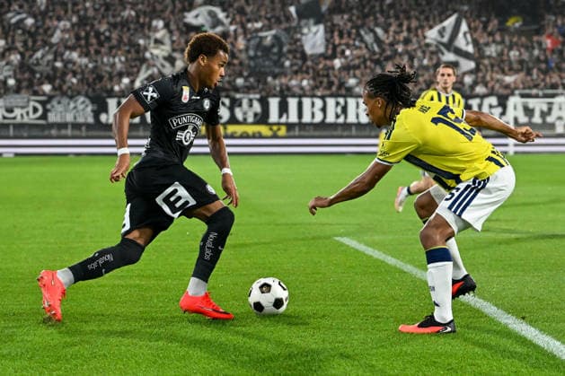 SOCCER - UEFA CL, Sturm vs Fenerbahce GRAZ,AUSTRIA,11.AUG.26 - SOCCER - UEFA Champions League, qualification, SK Sturm Graz vs Fenerbahce Istanbul. Image shows Axel Kayombo (Sturm) and Nathan Ake (Fenerbahce).  GEPAxpictures xAvnixRetkoceri