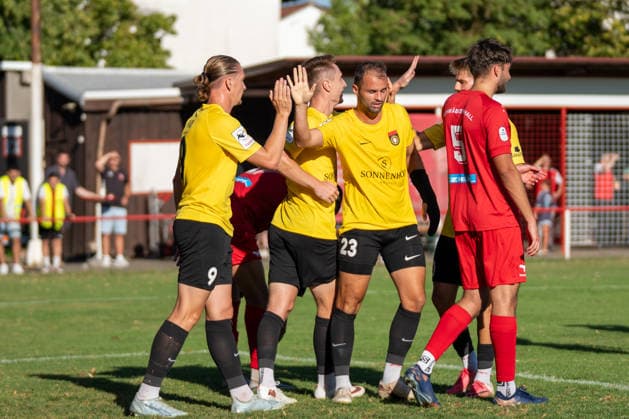 Kollektiver Torjubel nach dem 0:2 durch Marlon Fass (SG Sonnenhof Großaspach, 09), SSV Schwäbisch Hall vs. SG Sonnenhof Großaspach, Fussball, WFV-Pokal, 3. Runde, 11.08.2026 Schwäbisch Hall Baden-Wuerttemberg Deutschland *** Collective celebration after Marlon Fass s 0-2 goal for SG Sonnenhof Großaspach, 09, SSV Schwäbisch Hall vs. SG Sonnenhof Großaspach, Soccer, WFV Cup, Round 3, August 11, 2026, Schwäbisch Hall, Baden-Württemberg, Germany Copyright: xkolbert-press PhilipxZieglerx