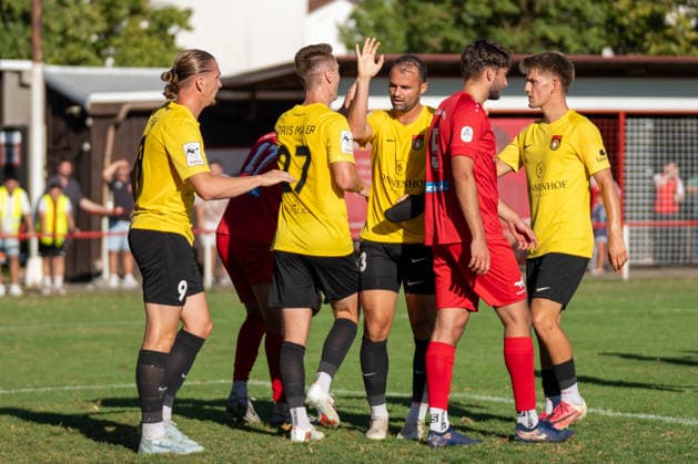 Kollektiver Torjubel nach dem 0:2 durch Marlon Fass (SG Sonnenhof Großaspach, 09), SSV Schwäbisch Hall vs. SG Sonnenhof Großaspach, Fussball, WFV-Pokal, 3. Runde, 11.08.2026 Schwäbisch Hall Baden-Wuerttemberg Deutschland *** Collective celebration after Marlon Fass s 0-2 goal for SG Sonnenhof Großaspach, 09, SSV Schwäbisch Hall vs. SG Sonnenhof Großaspach, Soccer, WFV Cup, Round 3, August 11, 2026, Schwäbisch Hall, Baden-Württemberg, Germany Copyright: xkolbert-press PhilipxZieglerx