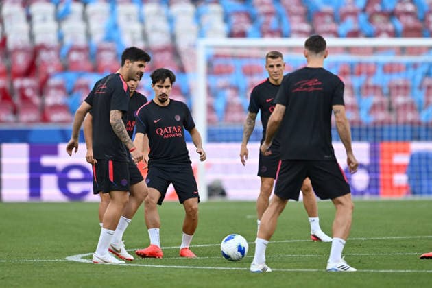 PSG hold final training session ahead of UEFA Super Cup SALZBURG, AUSTRIA - AUGUST 11: Paris Saint-Germain s Vitinha (2nd L) takes part in final training session under head coach Luis Enrique at Salzburg Stadium in Salzburg, Austria, ahead of the UEFA Super Cup match against Aston Villa on August 11, 2026. Isa Terli Anadolu Salzburg Austria. Editorial use only. Please get in touch for any other usage.  Copyright: x2026xAnadoluxIsaxTerlix