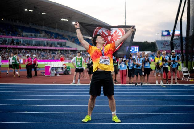 11.08.2026, GBR, Leichtathletik, Europameisterschaft 2026, Abendsession Tag 2, Birmingham Merlin Hummel ( Deutschland ) jubelt über Platz 2 und die Silber Medaille mit Eintracht Frankfurt Fahne, Hammerwurf Herren, Finale Birmingham Alexander Stadium England Großbritannien *** August 11, 2026, GBR, Track and Field, 2026 European Championships, Evening Session, Day 2, Birmingham; Merlin Hummel of Germany celebrates his second-place finish and silver medal while waving an Eintracht Frankfurt flag; Men’s Hammer Throw, Final, Alexander Stadium, Birmingham, England, Great Britain Copyright: xNordphoto Memmlerx