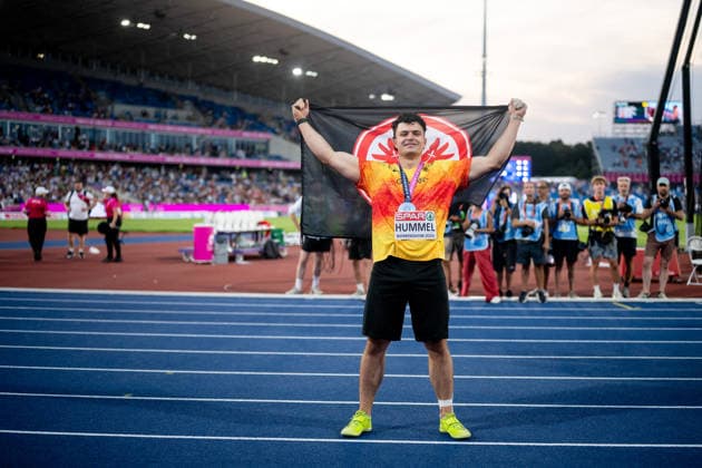 11.08.2026, GBR, Leichtathletik, Europameisterschaft 2026, Abendsession Tag 2, Birmingham Merlin Hummel ( Deutschland ) jubelt über Platz 2 und die Silber Medaille mit Eintracht Frankfurt Fahne, Hammerwurf Herren, Finale Birmingham Alexander Stadium England Großbritannien *** August 11, 2026, GBR, Track and Field, 2026 European Championships, Evening Session, Day 2, Birmingham; Merlin Hummel of Germany celebrates his second-place finish and silver medal while waving an Eintracht Frankfurt flag; Men’s Hammer Throw, Final, Alexander Stadium, Birmingham, England, Great Britain Copyright: xNordphoto Memmlerx