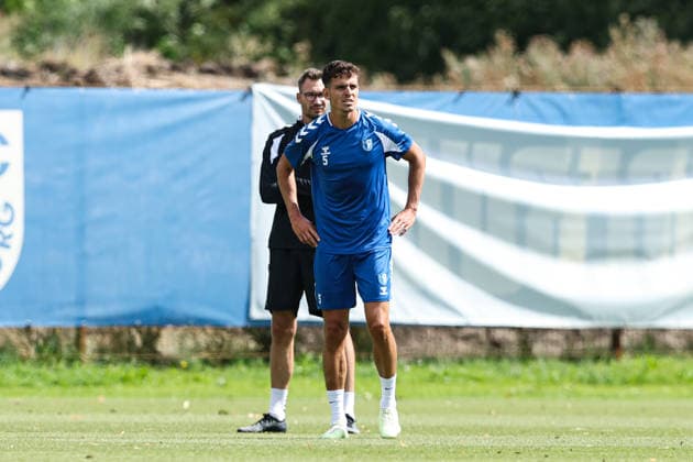 Tobias Müller (1. FC Magdeburg,5) und Trainer Pascal Ibold (1. FC Magdeburg) - 2. Fußball Bundesliga Saison 2026-2027 1. FC Magdeburg Training an der Avnet Arena in Magdeburg - Fußball,Mann,Männer,Deutschland,11.08.2026 *** Tobias Müller, 1. FC Magdeburg, 5, and Coach Pascal Ibold, 1. FC Magdeburg 2, Bundesliga, 2026–2027 season, 1. FC Magdeburg training session at the Avnet Arena in Magdeburg, soccer, man, men, Germany, August 11, 2026