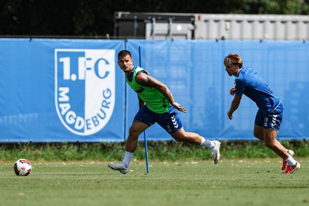 Mateusz Zukowski (1. FC Magdeburg,22) gegen Magnus Baars (1. FC Magdeburg,35) - 2. Fußball Bundesliga Saison 2026-2027 1. FC Magdeburg Training an der Avnet Arena in Magdeburg - Fußball,Mann,Männer,Deutschland,11.08.2026 *** Mateusz Zukowski (1 FC Magdeburg, 22) vs. Magnus Baars (1 FC Magdeburg, 35) – 2. Bundesliga, 2026–2027 season – 1 FC Magdeburg training at the Avnet Arena in Magdeburg – soccer, man,Men, Germany, August 11, 2026