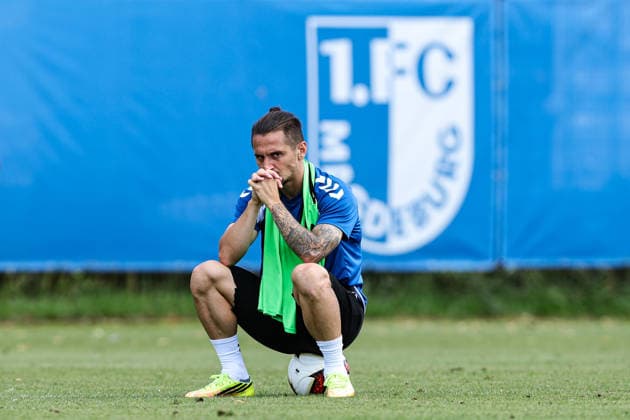 Baris Atik (1. FC Magdeburg,23) sitzt nach dem Training Minutenlang allein auf dem Platz - 2. Fußball Bundesliga Saison 2026-2027 1. FC Magdeburg Training an der Avnet Arena in Magdeburg - Fußball,Mann,Männer,Deutschland,11.08.2026 *** Baris Atik, 1 FC Magdeburg, 23, sits alone on the field for several minutes after practice. 2. Bundesliga, 2026–2027 season. 1 FC Magdeburg practice at the Avnet Arena in Magdeburg. Soccer, man, men, Germany, August 11, 2026