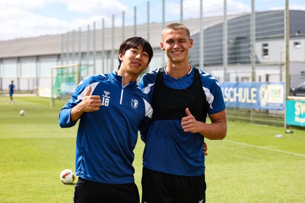 Chunghyun Lee (1. FC Magdeburg,18) und Kevin Manthey (1. FC Magdeburg,20) anschwitzen bei der U 23 vom 1. FC Magdeburg für das Abendspiel gegen Babelsberg - 2. Fußball Bundesliga Saison 2026-2027 1. FC Magdeburg Training an der Avnet Arena in Magdeburg - Fußball,Mann,Männer,Deutschland,11.08.2026 *** Chunghyun Lee, 1 FC Magdeburg,18, and Kevin Manthey, 1 FC Magdeburg, 20, warming up with the U-23 team of 1 FC Magdeburg for the evening match against Babelsberg 2 in the 2026–2027 Bundesliga season. 1 FC Magdeburg training at the Avnet Arena in Magdeburg. Soccer, Men,Men, Germany, August 11, 2026