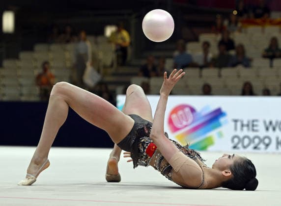 12.08.2026, xhbx, Rhythmische Sportgymnastik Weltmeisterschaft 2026, v.l. Qi Wang (China) (DFL DFB REGULATIONS PROHIBIT ANY USE OF PHOTOGRAPHS as IMAGE SEQUENCES and or QUASI-VIDEO) Frankfurt am Main *** August 12, 2026, xhbx, 2026 Rhythmic Gymnastics World Championships, from left: Qi Wang, China; DFL; DFB. REGULATIONS PROHIBIT ANY USE OF PHOTOGRAPHS AS IMAGE SEQUENCES AND OR QUASI-VIDEO. Frankfurt am Main