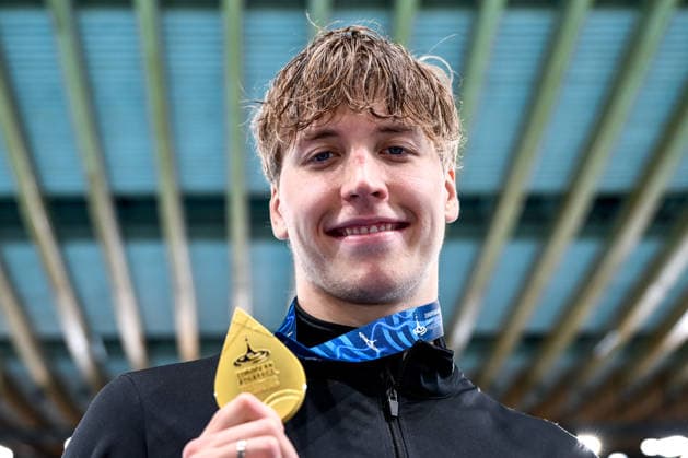 Egor Kornev Neutral Athlete B shows the gold medal after competing in the swimming 50m Butterfly Men Final during the European Aquatics Championships at the Olympic Aquatic Center in Paris (France), August 11, 2026. Andrea Staccioli Deepbluemedia Insidefoto