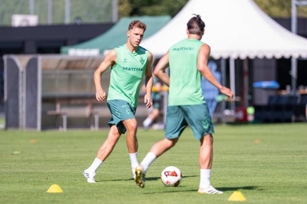 12.08.2026, GER Deutschland, Fussball, Saison 2026 2027, Trainingslager Werder Bremen, Tag 3. des Trainingslagers von SV Werder Bremen in Harsewinkel-Marienfeld, 2. Trainingseinheit des Tages Senne Lynen (SV Werder Bremen, 14) Einzelaktion; Ganzkörper Ganzkoerper ; Ball am Fuss; Harsewinkel-Marienfeld Hotel-Residence Klosterpforte Nordrhein-Westfalen (NRW) Deutschland *** August 12, 2026, GER Germany, Soccer, 2026–2027 Season, Werder Bremen Training Camp, Day 3 of SV Werder Bremen’s training camp in Harsewinkel Marienfeld, 2nd training session of the day at Senne Lynen, SV Werder Bremen; 14 individual drills—full-body, ball at the feet—in Harsewinkel, Marienfeld, Hotel Residence Klosterpforte, North Rhine-Westphalia (NRW), Germany Copyright: xnordphotoxGmbHx xChristianxSchulzex
