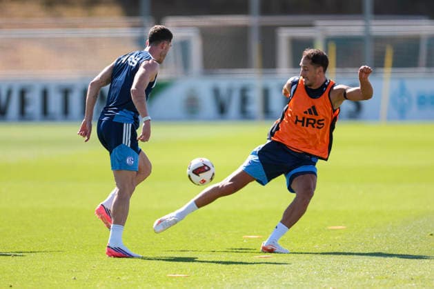 12.08.2026, Fussball, Training des FC Schalke 04. v. l. Robin Gosens (FC Schalke 04), Nikola Katic (FC Schalke 04). Gelsenkirchen Trainingsgelände FC Schalke 04 NRW Deutschland xRHR-FOTO YYx *** August 12, 2026, Soccer, FC Schalke 04 training session featuring Robin Gosens (FC Schalke 04) and Nikola Katic (FC Schalke 04), Gelsenkirchen, FC Schalke 04 training facility, North Rhine-Westphalia, Germany, xRHR PHOTO YYx Copyright: RHR-FOTOx RHR-FOTO YY