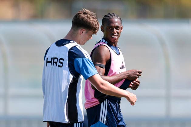 12.08.2026, Fussball, Training des FC Schalke 04. v. l. Dylan Leonard (FC Schalke 04), Junior Adamu (FC Schalke 04). Gelsenkirchen Trainingsgelände FC Schalke 04 NRW Deutschland xRHR-FOTO YYx *** August 12, 2026, Soccer, FC Schalke 04 training session by Dylan Leonard, FC Schalke 04; Junior Adamu, FC Schalke 04, Gelsenkirchen, FC Schalke 04 training facility, North Rhine-Westphalia, Germany, xRHR PHOTO YYx Copyright: RHR-FOTOx RHR-FOTO YY