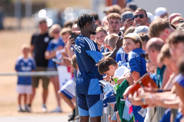 12.08.2026, Fussball, Training des FC Schalke 04. Junior Dina Ebimbe (FC Schalke 04) gibt Autogramme. Gelsenkirchen Trainingsgelände FC Schalke 04 NRW Deutschland xRHR-FOTO YYx *** August 12, 2026, Soccer, FC Schalke 04 Junior Training, Dina Ebimbe, FC Schalke 04 Signs Autographs, Gelsenkirchen, FC Schalke 04 Training Facility, North Rhine-Westphalia, Germany, xRHR, PHOTO YYx Copyright: RHR-FOTOx RHR-FOTO YY