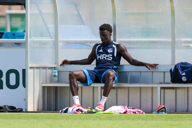 12.08.2026, Fussball, Training des FC Schalke 04. Christian Gomis (FC Schalke 04) sitzt auf einer Bank. Gelsenkirchen Trainingsgelände FC Schalke 04 NRW Deutschland xRHR-FOTO YYx *** August 12, 2026, Soccer, FC Schalke 04 practice, Christian Gomis, FC Schalke 04, sitting on a bench, Gelsenkirchen, FC Schalke 04 training facility, North Rhine-Westphalia, Germany, xRHR, PHOTO YYx Copyright: RHR-FOTOx RHR-FOTO YY