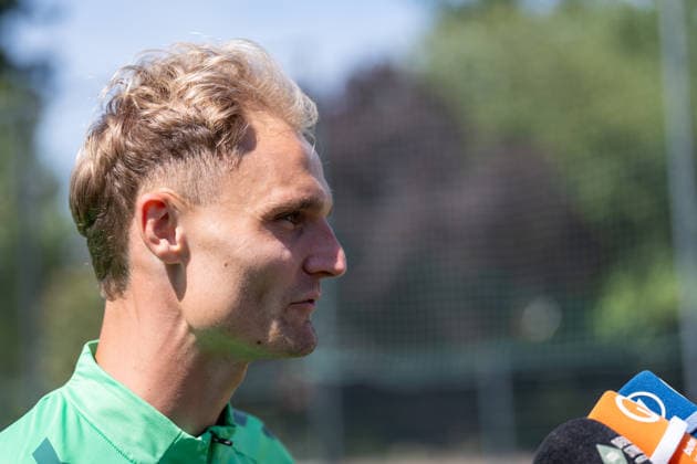 12.08.2026, GER Deutschland, Fussball, Saison 2026 2027, Trainingslager Werder Bremen, Tag 3. des Trainingslagers von SV Werder Bremen in Harsewinkel-Marienfeld, 2. Trainingseinheit des Tages Amos Pieper (SV Werder Bremen, 5) im Interview nach dem Training Harsewinkel-Marienfeld Hotel-Residence Klosterpforte Nordrhein-Westfalen (NRW) Deutschland *** August 12, 2026, GER Germany, Soccer, 2026–2027 Season, Werder Bremen Training Camp, Day 3 of SV Werder Bremen’s training camp in Harsewinkel Marienfeld, 2nd training session of the day: Amos Pieper (SV Werder Bremen), 5 in an interview after training at the Hotel Residence Klosterpforte in Harsewinkel Marienfeld, North Rhine-Westphalia (NRW), Germany Copyright: xnordphotoxGmbHx xChristianxSchulzex