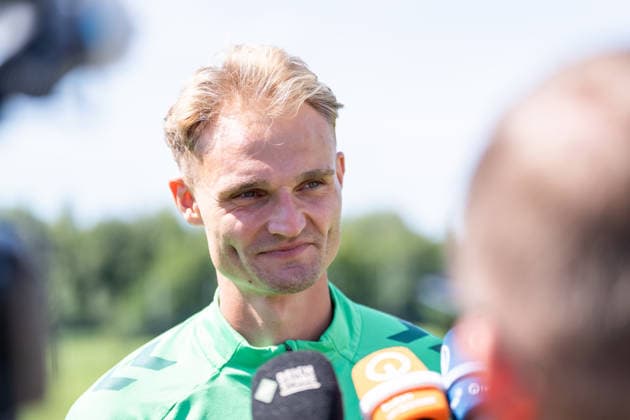 12.08.2026, GER Deutschland, Fussball, Saison 2026 2027, Trainingslager Werder Bremen, Tag 3. des Trainingslagers von SV Werder Bremen in Harsewinkel-Marienfeld, 2. Trainingseinheit des Tages Amos Pieper (SV Werder Bremen, 5) im Interview nach dem Training Harsewinkel-Marienfeld Hotel-Residence Klosterpforte Nordrhein-Westfalen (NRW) Deutschland *** August 12, 2026, GER Germany, Soccer, 2026–2027 Season, Werder Bremen training camp, Day 3 of SV Werder Bremen’s training camp in Harsewinkel Marienfeld, 2nd training session of the day: Amos Pieper (SV Werder Bremen), 5 in an interview after training at the Hotel Residence Klosterpforte in Harsewinkel Marienfeld, North Rhine-Westphalia (NRW), Germany Copyright: xnordphotoxGmbHx xChristianxSchulzex