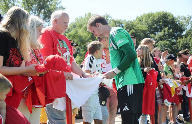 Torwart Frederik Rönnow, Spieler geben den Fans Autogramme Fußball Fussball Training Bundesliga Herren DFL Saison 2026 2027 12.08.2026 1.FC Union Berlin FCU DFL regulations prohibit any use of photographs as image sequences and or quasi-video. *** Goalkeeper Frederik Rönnow; players sign autographs for fans; sports; soccer; soccer training; Bundesliga; men s; DFL; 2026–2027 season; December 8, 2026; 1. FC Union Berlin; FCU; DFL regulations prohibit any use of photographs as image sequences and or quasi-video