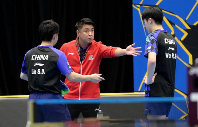 (260812) -- MALMO, Aug. 12, 2026 -- Lin Shidong (L) Wen Ruibo (R) receive instructions from coach Wang Hao during the men s doubles round of 16 match between China s Lin Shidong Wen Ruibo and Sweden s Kristian Karlsson Anton Kallberg at the WTT Europe Smash Sweden 2026 in Malmo, Sweden, Aug. 12, 2026. ) (SP)SWEDEN-MALMO Table tennis, Tischtennis WTT EUROPE SMASH 2026 WengxXinyang 