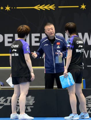(260812) -- MALMO, Aug. 12, 2026 -- Wang Manyu (R) Kuai Man (L) listen to their coach Ma Lin during the women s doubles round of 16 match between China s Wang Manyu Kuai Man and Tatiana Kukulkova (Slovakia) Syndrela Das (India) at the WTT Europe Smash Sweden 2026 in Malmo, Sweden, Aug. 12, 2026. ) (SP)SWEDEN-MALMO Table tennis, Tischtennis WTT EUROPE SMASH 2026 WengxXinyang 