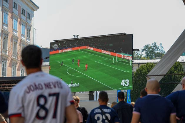 Österreich: Fußball UEFA Super Cup 2026, Finale, Paris Saint-Germain vs Aston Villa FC, Salzburg: Fußballfans verfolgen das UEFA Super Cup Finale 2026 zwischen Paris Saint-Germain und Aston Villa FC auf einer Großbildleinwand im Fan Festival in der Salzburger Innenstadt. Die Aufnahme zeigt die öffentliche Live-Übertragung und die Atmosphäre rund um das internationale Fußballereignis. *** Austria Soccer UEFA Super Cup 2026, Final, Paris Saint-Germain vs. Aston Villa FC, Salzburg soccer fans watch the 2026 UEFA Super Cup Final between Paris Saint-Germain and Aston Villa FC on a big screen at the Fan Festival in downtown Salzburg. The photo shows the public live broadcast and the atmosphere surrounding the international soccer event. Copyright: xAymanxAlahmedx