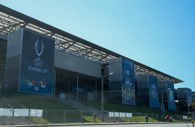Österreich: Fußball UEFA Super Cup 2026, Finale, Paris Saint-Germain vs Aston Villa FC, Stadion Salzburg (Salzburg): Außenansicht des Stadions Salzburg am Spieltag des UEFA Super Cup Finales 2026 zwischen Paris Saint-Germain und Aston Villa FC. Großflächige UEFA Super Cup sowie Vereinsbanner von Paris Saint-Germain und Aston Villa schmücken die Stadionfassade vor dem Anpfiff. *** Austria Soccer 2026 UEFA Super Cup, Final, Paris Saint-Germain vs. Aston Villa FC, Salzburg Stadium, Salzburg: Exterior view of the Salzburg Stadium on the day of the 2026 UEFA Super Cup Final between Paris Saint-Germain and Aston Villa FC. Large UEFA Super Cup banners, as well as club banners for Paris Saint-Germain and Aston Villa, adorn the stadium facade before kickoff. Copyright: xAymanxAlahmedx
