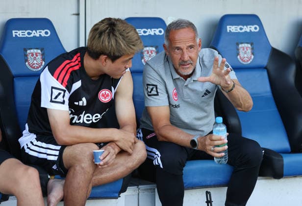 12.08.2026, Fussball Testspiel, FSV Frankfurt - Eintracht Frankfurt, v.l., Ritsu Doan (Eintracht Frankfurt) und Trainer Adi Hütter (Eintracht Frankfurt) im Gespräch, gibt Anweisung DFL DFB REGULATIONS PROHIBIT ANY USE OF PHOTOGRAPHS AS IMAGE SEQUENCES AND OR QUASI-VIDEO. xdcx *** August 12, 2026, Soccer Friendly Match, FSV Frankfurt vs. Eintracht Frankfurt, from left: Ritsu Doan of Eintracht Frankfurt and coach Adi Hütter of Eintracht Frankfurt in conversation; Hütter is giving instructions. DFL and DFB regulations prohibit any use of photographs as image sequences and or quasi-video. xdcx Copyright: HMBxMedia Claus