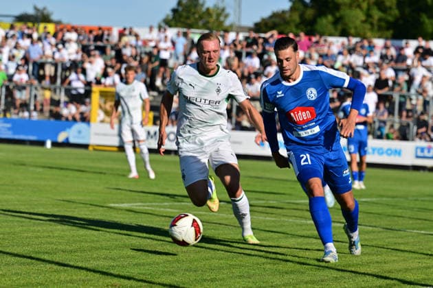12.08.2026; Velbert; Fussball, Herren, Saison 2026 2027, Testspiel SSVg Velbert vs. Borussia Moenchengladbach Zweikampf zwischen v. li. Isac Lidberg (Gladbach), Luca Koebele (Velbert) DFL regulations prohibit any use of photographs as image sequences and or quasi-video. IMS Arena Nordrhein-Westfalen Deutschland *** August 12, 2026 Velbert Soccer, Men s, 2026–2027 Season, Friendly Match: SSVg Velbert vs. Borussia Mönchengladbach. Tackle between (from left) Isac Lidberg (Gladbach) and Luca Koebele (Velbert). DFL regulations prohibit any use of photographs as image sequences and or quasi-video. IMS Arena, North Rhine-Westphalia, Germany