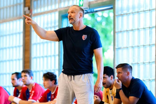 Bietigheim: HBL - 26 27 - SG BBM Bietigheim - Pfadi Winterthur Trainer Hartmut Mayerhoffer (Bietigheim) Bietigheim-Bissingen Halle am Viadukt Baden-Württemberg Deutschland *** Bietigheim HBL 26 27 SG BBM Bietigheim Pfadi Winterthur Coach Hartmut Mayerhoffer Bietigheim Bietigheim Bissingen Halle am Viadukt Baden-Württemberg Germany