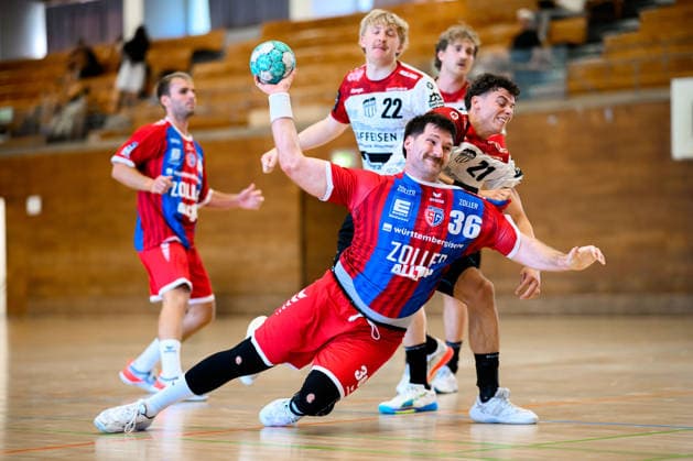 Bietigheim: HBL - 26 27 - SG BBM Bietigheim - Pfadi Winterthur Jonathan Fischer (Bietigheim), Tazio Baumann (Winterthur) Bietigheim-Bissingen Halle am Viadukt Baden-Württemberg Deutschland *** Bietigheim HBL 26 27 SG BBM Bietigheim Pfadi Winterthur Jonathan Fischer (Bietigheim), Tazio Baumann (Winterthur) Bietigheim Bissingen Halle am Viadukt Baden-Württemberg Germany