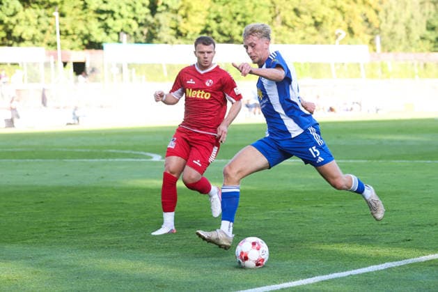 12.08.2026, Fussball, Herren, Regionalliga Nord, 16. Spieltag, FC Eintracht Norderstedt - BSV Kickers Emden Bent Andresen (blau 15 BSV Kickers Emden) im Zweikampf mit Leon Pesch (18 FC Eintracht Norderstedt) *** August 12, 2026, Soccer, Men s, Regionalliga Nord, Matchday 16, FC Eintracht Norderstedt vs. BSV Kickers Emden, Bent Andresen (blue) 15, BSV Kickers Emden in a tackle with Leon Pesch 18, FC Eintracht Norderstedt