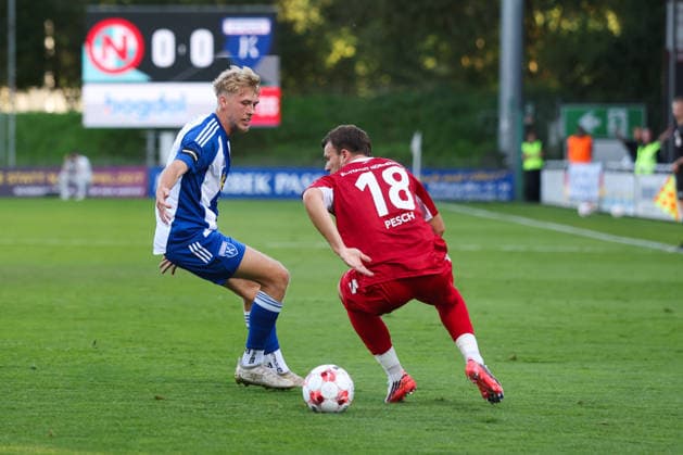 12.08.2026, Fussball, Herren, Regionalliga Nord, 16. Spieltag, FC Eintracht Norderstedt - BSV Kickers Emden Bent Andresen (blau 15 BSV Kickers Emden) im Zweikampf mit Leon Pesch (18 FC Eintracht Norderstedt) *** August 12, 2026, Soccer, Men s, Regionalliga Nord, Matchday 16, FC Eintracht Norderstedt vs. BSV Kickers Emden, Bent Andresen (blue) 15, BSV Kickers Emden in a tackle with Leon Pesch 18, FC Eintracht Norderstedt
