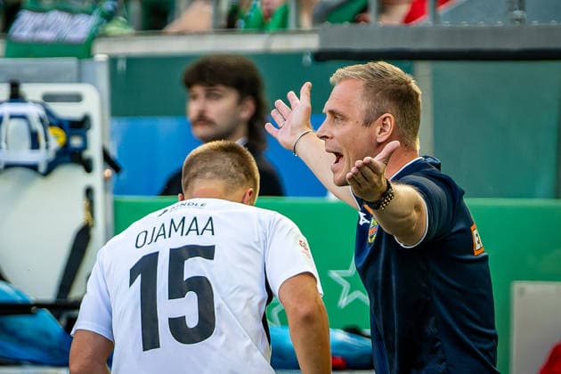 SOCCER - UEFA ECL, Rapid vs Paide VIENNA,AUSTRIA,12.AUG.26 - SOCCER - UEFA Conference League, qualification, SK Rapid Wien vs Paide Linnameeskond. Image shows the disappointment of head coach Johannes Hoff Thorup (Rapid) and Hindrek Ojamaa (Paide).  GEPAxpictures xKevinxHackner