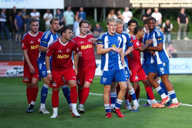12.08.2026, Fussball, Herren, Regionalliga Nord, 16. Spieltag, FC Eintracht Norderstedt - BSV Kickers Emden Theo Schröder (blau 9 BSV Kickers Emden) und Leon Pesch (18 FC Eintracht Norderstedt) *** August 12, 2026, Soccer, Men s, Regionalliga Nord, Matchday 16, FC Eintracht Norderstedt vs. BSV Kickers Emden Theo Schröder (blue, 9) of BSV Kickers Emden and Leon Pesch (No. 18) of FC Eintracht Norderstedt
