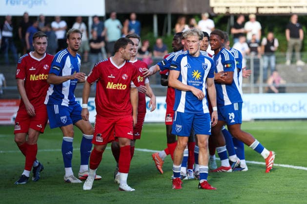 12.08.2026, Fussball, Herren, Regionalliga Nord, 16. Spieltag, FC Eintracht Norderstedt - BSV Kickers Emden Theo Schröder (blau 9 BSV Kickers Emden) und Leon Pesch (18 FC Eintracht Norderstedt) *** August 12, 2026, Soccer, Men s, Regionalliga Nord, Matchday 16, FC Eintracht Norderstedt vs. BSV Kickers Emden Theo Schröder (blue, 9) of BSV Kickers Emden and Leon Pesch (No. 18) of FC Eintracht Norderstedt