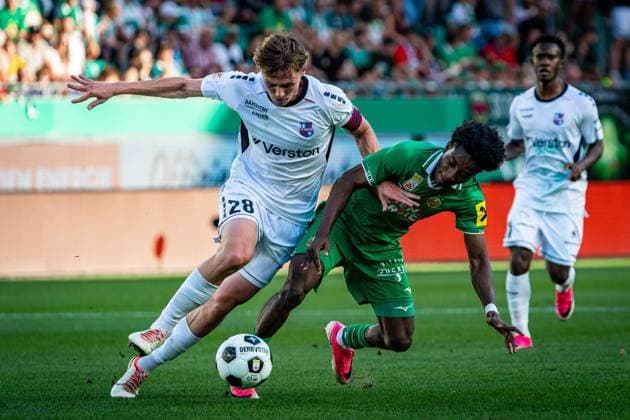 SOCCER - UEFA ECL, Rapid vs Paide VIENNA,AUSTRIA,12.AUG.26 - SOCCER - UEFA Conference League, qualification, SK Rapid Wien vs Paide Linnameeskond. Image shows Oskar Hoim (Paide) and Moulaye Haidara (Rapid).  GEPAxpictures xKevinxHackner