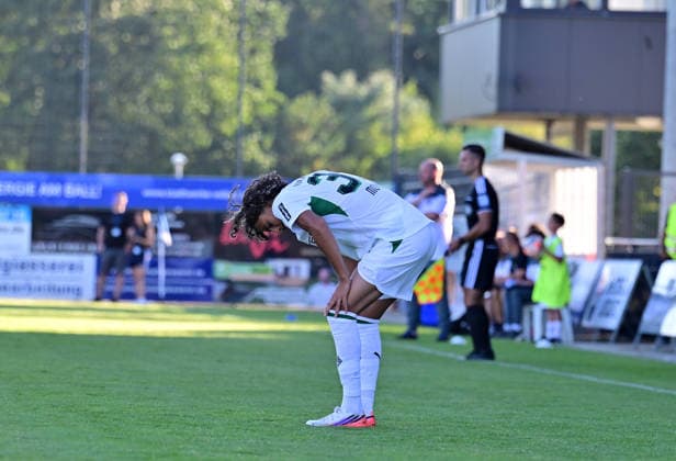 12.08.2026; Velbert; Fussball, Herren, Saison 2026 2027, Testspiel SSVg Velbert vs. Borussia Moenchengladbach Wael Mohya (Gladbach) steht angeschlagen auf dem Platz; es geht nicht mehr weiter. DFL regulations prohibit any use of photographs as image sequences and or quasi-video. IMS Arena Nordrhein-Westfalen Deutschland *** August 12, 2026 Velbert Soccer, Men s, 2026–2027 Season, Friendly Match: SSVg Velbert vs. Borussia Mönchengladbach. Wael Mohya. Gladbach is struggling on the field; they can’t go on any longer. DFL regulations prohibit any use of photographs as image sequences and or quasi-video. IMS Arena, North Rhine-Westphalia, Germany