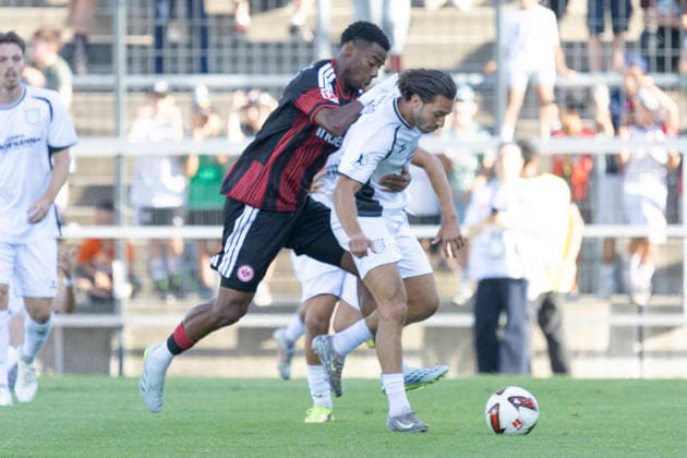 Testspiel: FSV Frankfurt - Eintracht Frankfurt, 12.08.2026 Raphael Onyedika (Eintracht Frankfurt 25) & Giorgio del Vecchio (FSV Frankfurt 8) im zweikampf um den Ball, FSV Frankfurt - Eintracht Frankfurt, Frankfurt, BBBank Arena, 12.8.2026 *** Friendly Match: FSV Frankfurt vs. Eintracht Frankfurt, August 12, 2026; Raphael Onyedika (Eintracht Frankfurt, No. 25) and Giorgio del Vecchio (FSV Frankfurt, No. 8) battle for the ball; FSV Frankfurt vs. Eintracht Frankfurt, Frankfurt, BBBank Arena, August 12, 2026 Copyright: xBEAUTIFULxSPORTS Gawlikx