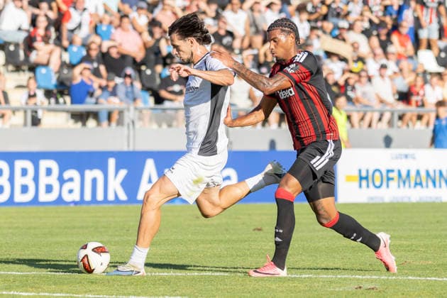 Testspiel: FSV Frankfurt - Eintracht Frankfurt, 12.08.2026 Destiny Obiogumu (FSV Frankfurt 17) schießt den Bal laufs Tor & Otavio (Eintracht Frankfurt 5), FSV Frankfurt - Eintracht Frankfurt, Frankfurt, BBBank Arena, 12.8.2026 *** Friendly Match: FSV Frankfurt vs. Eintracht Frankfurt, August 12, 2026. Destiny Obiogumu (FSV Frankfurt, No. 17) scores on a run, beating Otavio (Eintracht Frankfurt, No. 5). FSV Frankfurt vs. Eintracht Frankfurt, Frankfurt, BBBank Arena, August 12, 2026 Copyright: xBEAUTIFULxSPORTS Gawlikx
