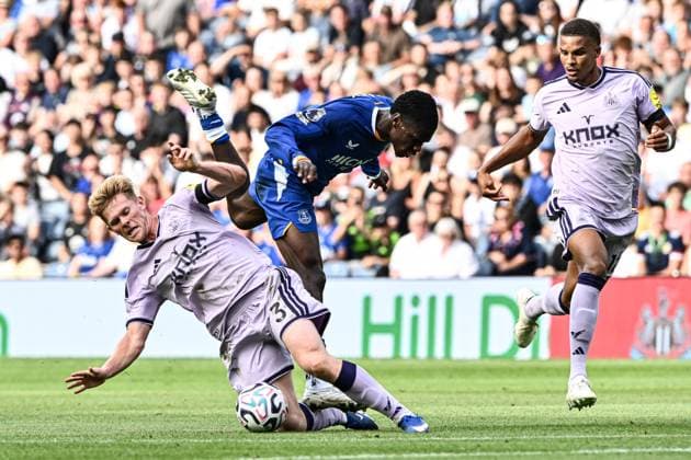 Newcastle United v Everton Pre-Season Friendly Lewis Hall of Newcastle United and Thierno Barry of Everton during the Pre-Season Friendly match at Scottish Gas Murrayfield Stadium, Edinburgh 12 08 2026 UK Newspapers OUT Copyright: xJamiexJohnstonx FIL-23757-0125