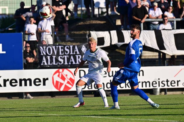 12.08.2026; Velbert; Fussball, Herren, Saison 2026 2027, Testspiel SSVg Velbert vs. Borussia Moenchengladbach Tor zum 0-7; Fritz Fleck (Gladbach, li.) zirkelt den ball wunderschön ins Eck. Tristan Duschke (Velbert, re.) kommt zu spaet DFL regulations prohibit any use of photographs as image sequences and or quasi-video. IMS Arena Nordrhein-Westfalen Deutschland *** August 12, 2026 Velbert Soccer, Men s, 2026–2027 Season, Friendly Match: SSVg Velbert vs. Borussia Mönchengladbach. Goal making it 0–7: Fritz Fleck (Gladbach, left) curls the ball beautifully into the corner; Tristan Duschke (Velbert, right) arrives too late. DFL regulations prohibit any use of photographs as image sequences and or quasi-video. IMS Arena, North Rhine-Westphalia, Germany