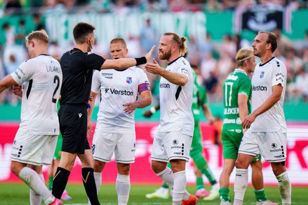 SOCCER - UEFA ECL, Rapid vs Paide VIENNA,AUSTRIA,12.AUG.26 - SOCCER - UEFA Conference League, qualification, SK Rapid Wien vs Paide Linnameeskond. Image shows referee Denys Shurman and Henri Anier (Paide).  GEPAxpictures xEdgarxEisner
