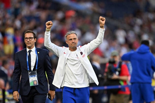 Paris Saint-Germain v Aston Villa - UEFA Super Cup SALZBURG, AUSTRIA - AUGUST 12: Paris Saint-Germain head coach Luis Enrique greets fans after stepping onto the pitch ahead of the UEFA Super Cup match between Paris Saint-Germain and Aston Villa at Salzburg Stadium in Salzburg, Austria, on August 12, 2026. Isa Terli Anadolu Salzburg Austria. Editorial use only. Please get in touch for any other usage.  Copyright: x2026xAnadoluxIsaxTerlix