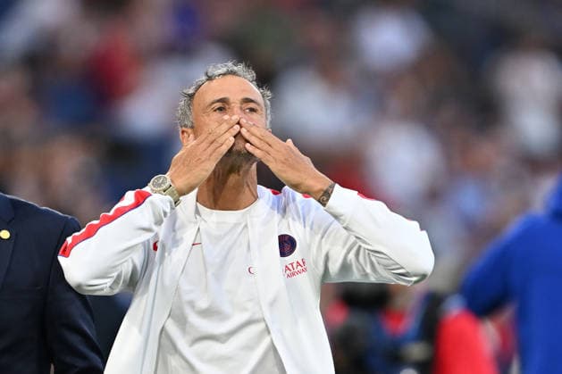 Paris Saint-Germain v Aston Villa - UEFA Super Cup SALZBURG, AUSTRIA - AUGUST 12: Paris Saint-Germain head coach Luis Enrique greets fans after stepping onto the pitch ahead of the UEFA Super Cup match between Paris Saint-Germain and Aston Villa at Salzburg Stadium in Salzburg, Austria, on August 12, 2026. Isa Terli Anadolu Salzburg Austria. Editorial use only. Please get in touch for any other usage.  Copyright: x2026xAnadoluxIsaxTerlix
