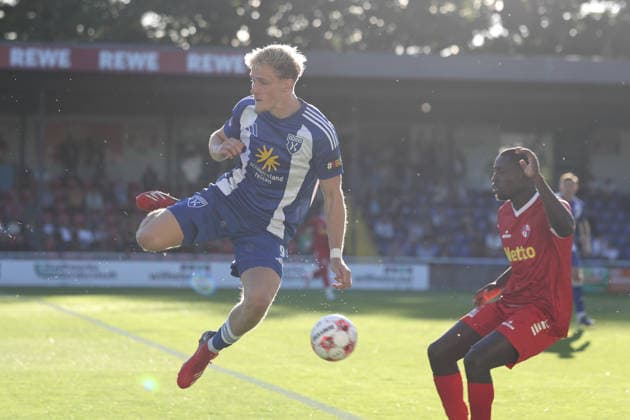 Fußball I Herren I Saison 2026 2027 I Regionalliga Nord I 3.Spieltag I Eintracht Norderstedt - BSV Kickers Emden I 12.08.2026 Theo Schröder (9, BSV Kickers Emden) Komlan Manasse Fionouke (26, FC Eintracht Norderstedt) Norderstedt Edmund Plambeck Stadion Schleswig-Holstein Deutschland *** Soccer I Men s I 2026–2027 Season I Regionalliga Nord I Matchday 3 I Eintracht Norderstedt vs. BSV Kickers Emden I August 12, 2026 Theo Schröder 9, BSV Kickers Emden Komlan Manasse Fionouke 26, FC Eintracht Norderstedt, Edmund Plambeck Stadium, Norderstedt, Schleswig-Holstein, Germany Copyright: xLobeca RalfxHomburgx