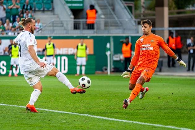 SOCCER - UEFA ECL, Rapid vs Paide VIENNA,AUSTRIA,12.AUG.26 - SOCCER - UEFA Conference League, qualification, SK Rapid Wien vs Paide Linnameeskond. Image shows Henri Anier (Paide) and Niklas Hedl (Rapid).  GEPAxpictures xKevinxHackner