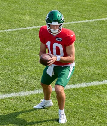 New York Jets quarterback Cade Klubnik (10) participate during a joint practice with the Tampa Bay Buccaneers during training camp at the Atlantic Health Jets Training Center, Florham Park, New Jersey. CSM Florham Park United States - ZUMAc04_ 20260812_zma_c04_015 Copyright: xDuncanxWilliamsx