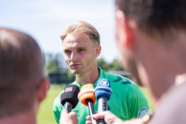 12.08.2026, GER Deutschland, Fussball, Saison 2026 2027, Trainingslager Werder Bremen, Tag 3. des Trainingslagers von SV Werder Bremen in Harsewinkel-Marienfeld, 2. Trainingseinheit des Tages Amos Pieper (SV Werder Bremen, 5) im Interview nach dem Training Harsewinkel-Marienfeld Hotel-Residence Klosterpforte Nordrhein-Westfalen (NRW) Deutschland *** August 12, 2026, GER Germany, Soccer, 2026–2027 Season, Werder Bremen Training Camp, Day 3 of SV Werder Bremen’s training camp in Harsewinkel Marienfeld, 2nd training session of the day: Amos Pieper (SV Werder Bremen), 5 in an interview after training at the Hotel Residence Klosterpforte in Harsewinkel Marienfeld, North Rhine-Westphalia (NRW), Germany Copyright: xnordphotoxGmbHx xChristianxSchulzex