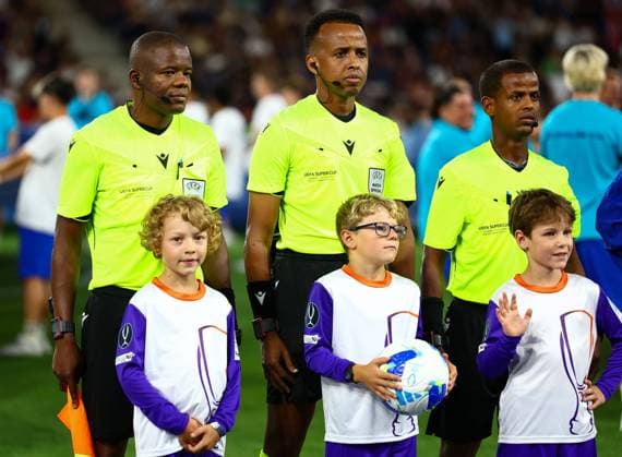 Referee Omar Artan Paris St Germain v Aston Villa, UEFA Super Cup Final, Football, Red Bull Arena, Salzburg, Austria - 12 Aug 2026Salzburg Red Bull Arena, Austria  Copyright: xJamesxMarsh Shutterstockx 17064758bt
