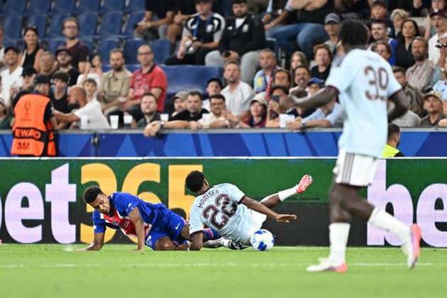 PSG v Aston Villa - UEFA Super Cup SALZBURG, AUSTRIA - AUGUST 12: Desire Doue (L) of Paris Saint-Germain oyuncusu in action against Ian Maatsen (22) of Aston Villa during the UEFA Super Cup football match between PSG and Aston Villa at Red Bull Arena (Stadion Salzburg) in Salzburg, Austria on August 12, 2026. Isa Terli Anadolu Salzburg Austria. Editorial use only. Please get in touch for any other usage.  Copyright: x2026xAnadoluxIsaxTerlix