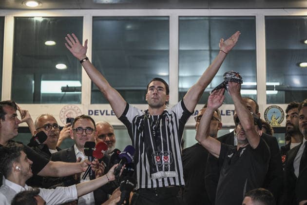 Serbian soccer player Dusan Vlahovic in Istanbul ISTANBUL, TURKIYE - AUGUST 12 : Serbian soccer player Dusan Vlahovic arrives in Istanbul as Besiktas announces the initiation of transfer negotiations with the player, on August 12, 2026 in Istanbul, Turkiye. Murat Sengul Anadolu Istanbul Turkey. Editorial use only. Please get in touch for any other usage.  Copyright: x2026xAnadoluxMuratxSengulx